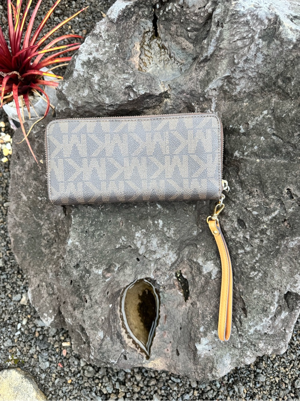 Michael Kors Jet Set Brown MK Signature Zip Around Wristlet Wallet - Picture 3 of 8
